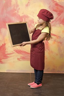 Şef Aşçı ya da kız çocuk kurulu ile kırmızı şapkalı