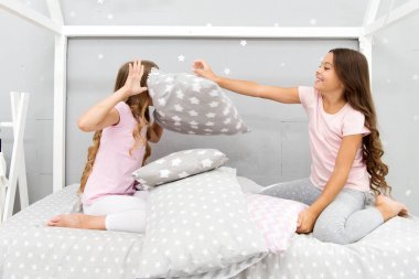 Yastık Dövüşü pijama partisi. Eğlenmek için zaman pijama partisi. En iyi kızlar sleepover parti fikirleri. Eğleniyor Soulmates kızlar sleepover parti. Kızlar mutlu yastıklar pijama partisi ile arkadaşlarım pijama