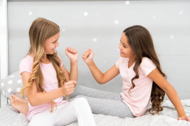 Günaydın kavramı. Neşeli çocuk yatak odası oyun. Harika bir gün başlangıç. Mutlu çocukluk anları. Sevinç ve mutluluk. Mutlu birlikte. Çocuklar kız kardeşler en iyi arkadaş neşeli ruh halinde enerji dolu