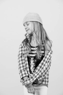 Sevgililer Günü 'nde kırmızı kalpli sevgililer günü bebeği.