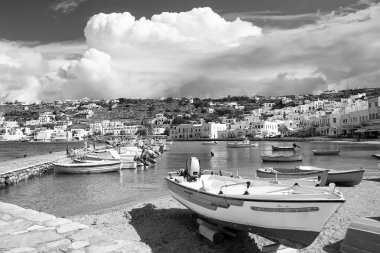 Mykonos, Yunanistan deniz plajında hızlı tekneler. Beyaz evler dağ manzarası ile deniz köy. Yaz tatili bir Akdeniz Adası, macera. Yolculuk tutkusu ve kavram seyahat