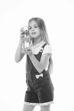 Kız tutun su şişesi üzerinde beyaz izole. Plastik şişe ile küçük bir çocuk. Sadece temiz ve taze su. Susuzluk ve sağlık. Çocukluk. Sulu ve sağlıklı kal. İçme suyu sağlık için