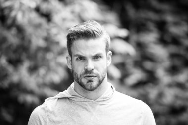 Sakallı, sakallı, sakalsız, doğal manzaralı bir maço. Temiz hava alan sakallı adam. Bir dakika ara veriyorum. Havalı bir şekilde. Sportif yakışıklı.