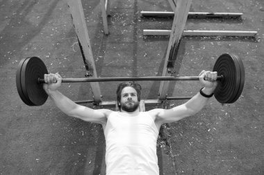 Egzersiz üzerinde yoğunlaşmıştır. Adam atlet Barbell ile eğitim. Atletik adam ağır halter iter. Atlet kas vücut eğitim açık havada. Sporcu egzersiz açık. Vücut yaz sezonu hazırlıkları