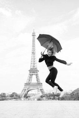 Kadın moda şemsiye ile atlamak. Mutlu kadın seyahat de paris, Fransa. Beyaz arka plan üzerinde izole Parisian. Güzellik ile Eyfel Kulesi bak. Seyahat ve yolculuk tutkusu. Yaz tatili keyfini