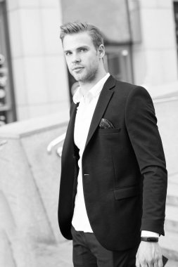 Adam resmi kıyafet işadamı yakışıklı bakımlı kentsel arka plan. Beyefendi profesyonel kıyafetleri demek ciddi iş giyinmiş. Yüksek düzey saygı kıyafeti ile gelir. Kıyafet ortalama odak keskin