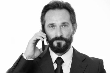 Başarılı bir iş görüşmesi. Arama yazmadan önce bilgi iletilmeli ve bir şeye ihtiyacınız olursa müşteriye sorun. İş adamından müşteriye, akıllı telefon. Sakallı adam telefonda konuşurken sakin ol.