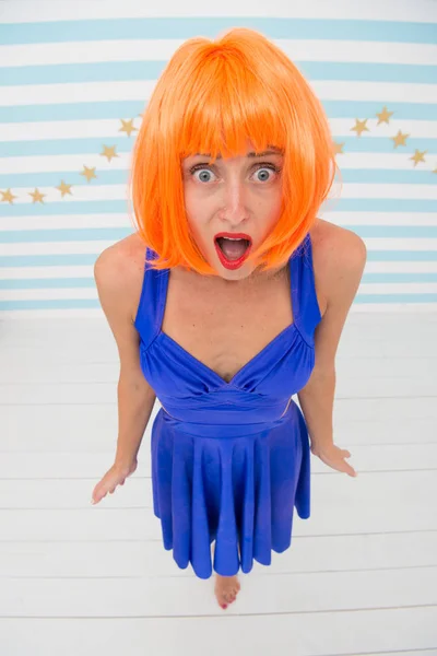 Vrouw met een gekke blik. Dit is echt cool. Ik vind het leuk. mooie vrouw met oranje haar. Vrouw met wijd open mond. Oeps ik heb het weer gedaan. Oeps, wow, maar het is gek — Stockfoto