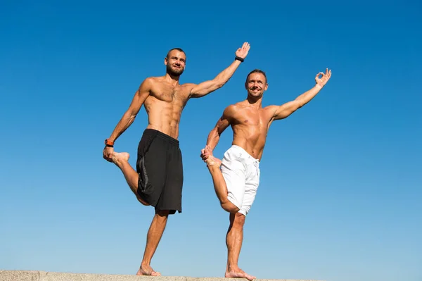 Construindo sua força muscular. Os homens musculares praticam desporto e fitness. Os homens realizam atividades de saúde ao ar livre. Alcançar o sucesso no desporto. Clube de saúde. O segredo do nosso sucesso é que nunca desistimos. — Fotografia de Stock