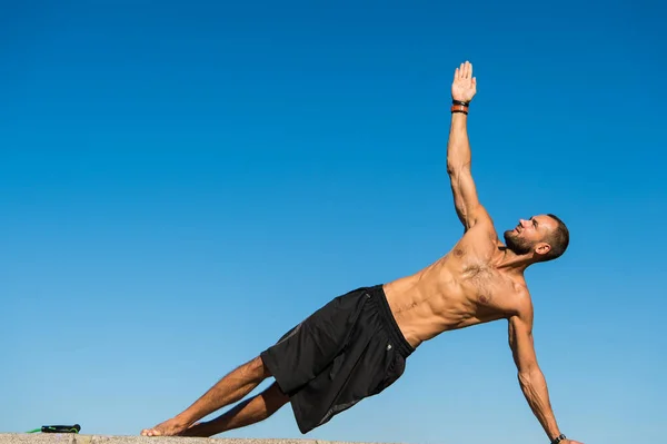 Le succès vient avec la ténacité. L'homme musclé fait du sport. Réussir dans le sport. L'homme développe la puissance musculaire et la force. Sport et soins de santé. Mon but est de rester en bonne santé — Photo