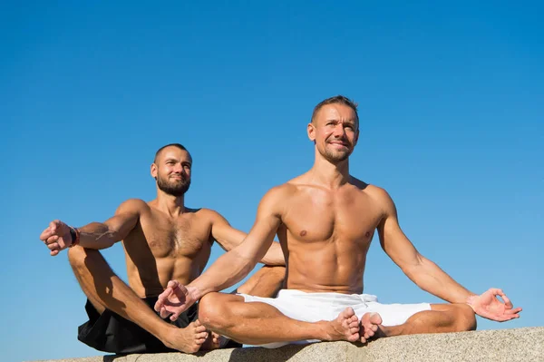 Theres ruimte voor groepswerk in yoga. Gespierde mannen sport. Mannen in yoga positie. Gezondheidszorg. Het bereiken van succes in de sport. Ontwikkeling van spierkracht en macht. Succes is krijgen wat je wilt — Stockfoto