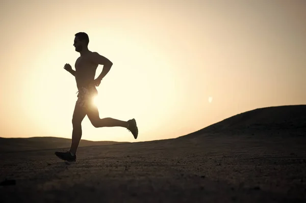 Running Man Silhouette bei Sonnenuntergang — Stockfoto