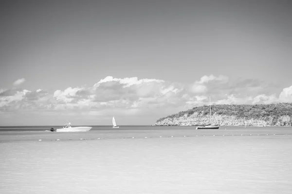 Лодки на спокойной морской воде в Антигуа в солнечный день. Водный транспорт, спорт, деятельность. Летние каникулы на Карибах. Странствовать, путешествовать, путешествовать. Путь, открытие, путешествие — стоковое фото