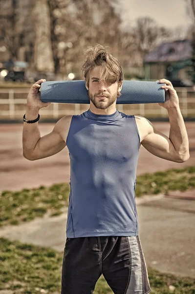 Ioga Fitness Mat Cor Azul Nas Mãos Homem Com Corpo — Fotografia de Stock