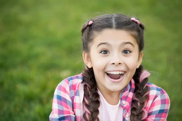 Inspirado por um dia de outono. Criança feliz na paisagem de outono. Criança pequena feliz sorrindo. Menina criança se divertir um pouco no outono. Há muitas atividades divertidas lá fora. — Fotografia de Stock