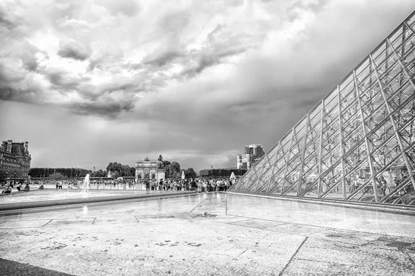 Paris, Fransa - 02 Haziran 2017: avlu bulutlu gökyüzü üzerinde cam piramit ve insanlar sıra ile Louvre Müzesi. Fransız başkentinin dönüm noktası. Tatil seyahat ve keşif kavramı — Stok fotoğraf
