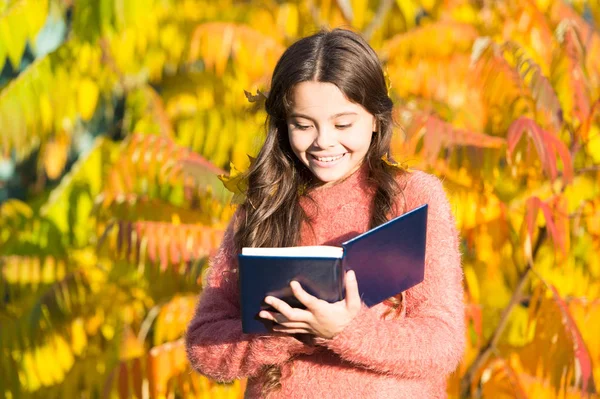 Não há fim para a educação. A criança pequena leu o livro no dia de outono. Criança pequena gosta de ler na paisagem do outono. Mesmo as crianças pequenas que olham para um livro de fotos estão usando sua imaginação — Fotografia de Stock