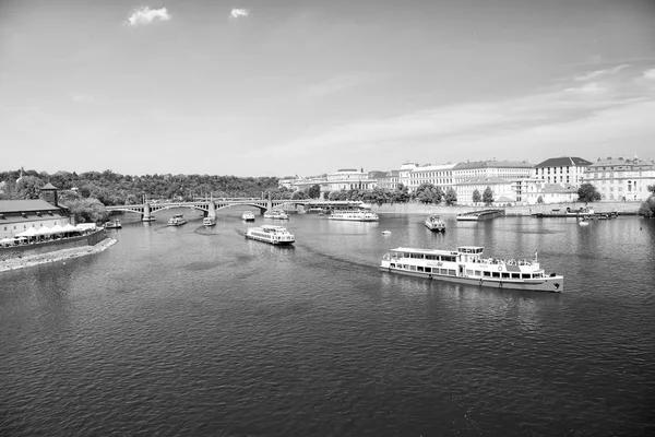 Πράγα, Δημοκρατία της Τσεχίας - 03 Ιουνίου 2017: διακοπές καταδρομικό πλοία στο αστικό τοπίο στο μπλε του ουρανού. Σκάφη αναψυχής στον ποταμό Μολδάβα. Καλοκαιρινές διακοπές και περιπλάνησης. Ταξιδέψετε με πλωτές μεταφορές — Φωτογραφία Αρχείου