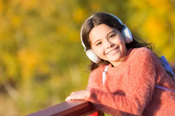 Feliz y sin preocupaciones. Niña feliz. Niño pequeño feliz sonriendo en el día de otoño. Juegos infantiles durante la temporada de otoño. Felicidad infantil — Foto de Stock