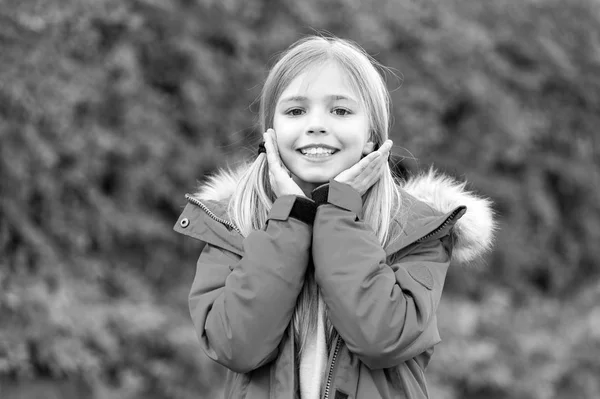 Menina criança toque rosto feliz com palmas no dia de outono — Fotografia de Stock