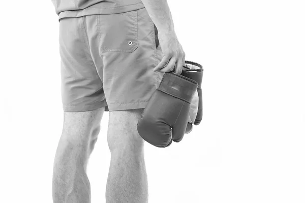 Mann in kurzen Hosen trägt Boxhandschuhe Rückansicht isoliert weißen Hintergrund. Ausrüstung professioneller Sportler. professionelle Ausrüstung Boxen Kopierraum. Boxhandschuhe männliche Hand. Bereiten Sie sich auf das Training vor — Stockfoto