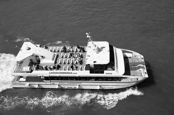 Barcelona, Espanha - 30 de março de 2016: barco de recreio Visio submarina Trimar com pessoas no convés no mar. Passeio de barco por prazer. Viajar de barco por mar. Férias de verão. Wanderlust em viagem de barco — Fotografia de Stock