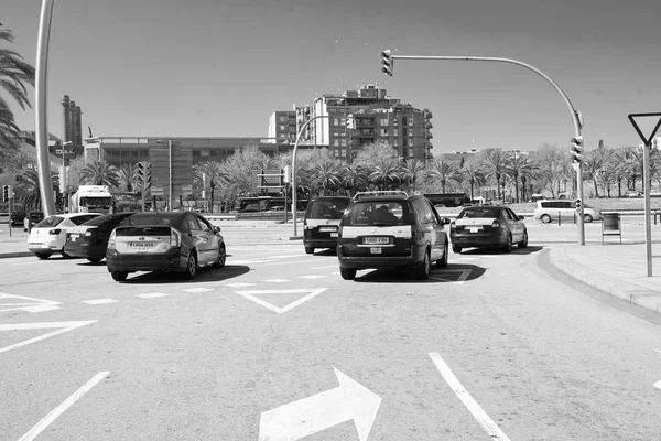 Barcelona, Espanha - 30 de março de 2016: carros no cruzamento com semáforos. Intersecção. Estrada urbana. Transporte na estrada. Prédios da cidade com trânsito rodoviário. Viajando e estrada wanderlust — Fotografia de Stock