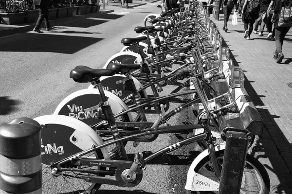 Barcelona, spanien - 30. märz 2016: fahrräder zu vermieten. viu Fahrräder. Öffentlicher Transport von Fahrrädern. Stadtrundfahrt und Fahrradtour. Sommerurlaub und Radreiselust — Stockfoto