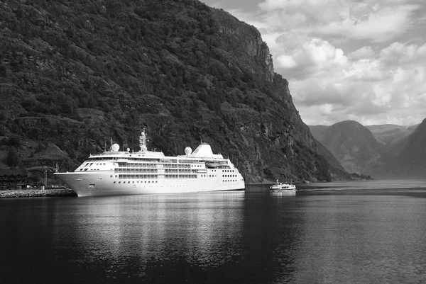 Crucero en puerto marítimo en el paisaje de montaña en Flam, Noruega. Barco de vacaciones en puerto de mar con montañas verdes. Crucero destino y viaje. Vacaciones de verano y vacaciones. Vagabundo y descubrimiento —  Fotos de Stock