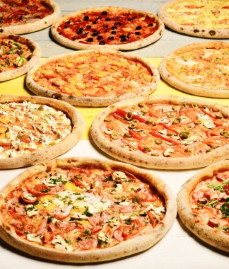 Etli, mantarlı, domatesli ve peynirli pizza çemberi