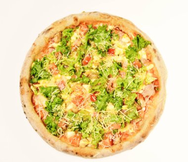 Pastırmalı, domatesli, peynirli, salatalı ve mısırlı pizza