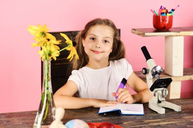 Çalışma odası ve güzellik kavramı. Onun masasında kız öğrenci