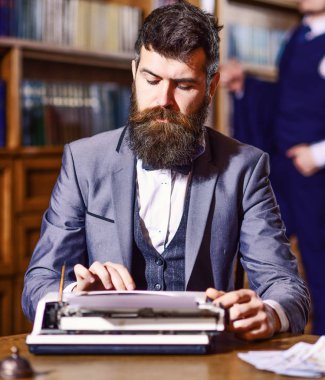 Yazarlar rutin kavramı. Yazar türleri roman ya da şiir.