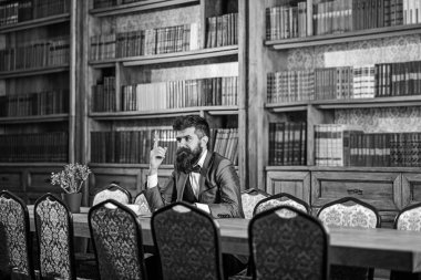 Fikir ve ilham kavramı. Okuma ve ilginç bir fikir sahip yenilikçi