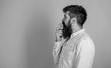 Elma adam diyet beslenme yiyor meyve seviyorum. Sağlıklı beslenme kavramı. Adam yakışıklı hippi uzun sakal yeme apple ile. Meyve sağlıklı yemek saati her zaman iyi bir fikir. Hipster aç sulu olgun elma ısırıkları