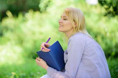 Akıllı zaman yönetimi. Zaman kazanmak. Zaman yönetimi beceri. İş günlüğü ile kız onun günlük program oluşturun. Kadın dinlenmek doğa arka plan. Relax için zaman kazanmak. Sonu kendiniz oluşturun