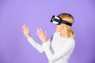 Kız kullanım modern teknoloji vr kulaklık. Alternatif gerçeklik etkileşim. Dijital aygıt ve modern olanakları. Kadın başa takılı ekran menekşe arka plan. Sanal gerçeklik ve gelecekteki teknolojileri