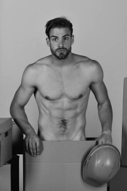 Cinsellik ve kavram bina: seksi vücut kask tutan adamla