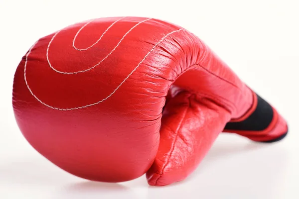 Guantes de boxeo en color rojo aislados sobre fondo blanco —  Fotos de Stock