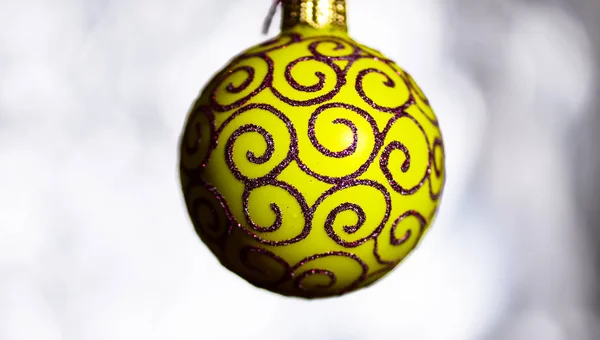 Decoração festiva para árvore de Natal, bola amarela com decoração de brilho, no fundo branco borrado. Decoração de Natal ou brinquedo para árvore de Natal com detalhes cintilantes. Conceito de ornamento — Fotografia de Stock