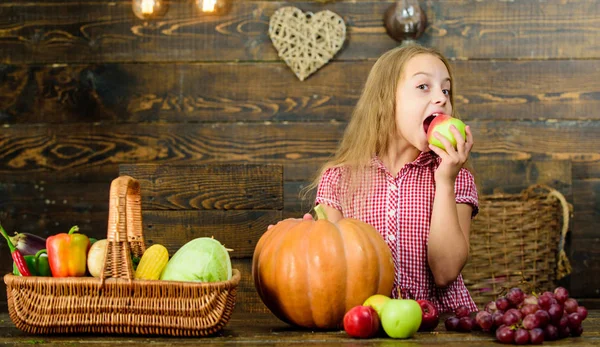 Mand vol verse groenten oogsten. Verzamelen oogst tradities. Oogstfeest concept. Kind meisje oogst van haar moestuin op houten achtergrond presenteren. Jongen meisje besteden jeugd boerderij — Stockfoto