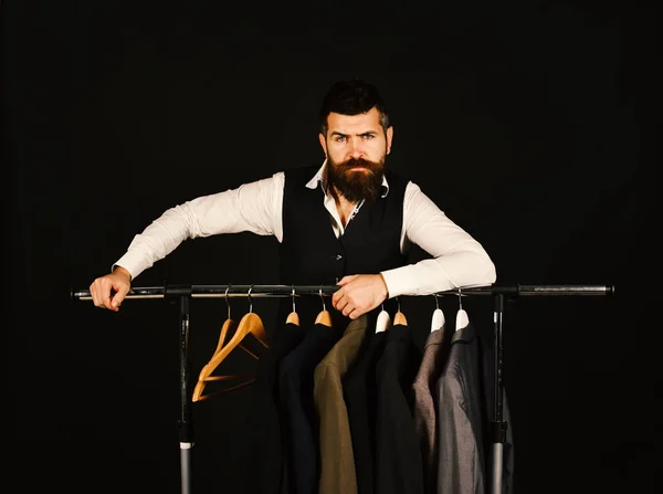 Hombre con barba en chaleco por perchero. —  Fotos de Stock