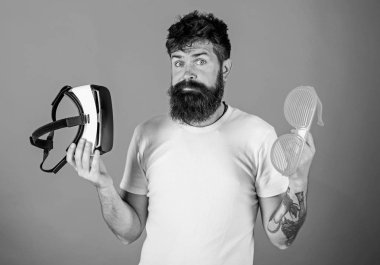 Sanal gerçeklik kulaklık ve kırmızı zemin üzerine çok güneş gözlüğü sakallı adam hippi. Gerçeklik ve Vr. alternatif gerçeklik arasında seçim. Adam ne tercih gerçek veya sanal karar