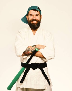 Beyaz kimono ve yeşil kap sakallı