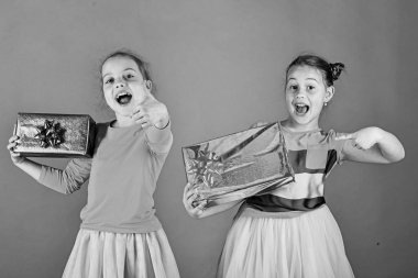 Heyecanlı yüzler pozuyla kızlarla üzerinde yeşil arka plan sunar.