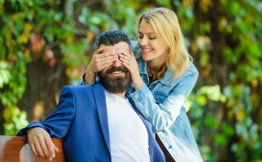 Onun için sürpriz. Kaç aşk romantik tarih doğa park arka plan içinde. Büyük tarih ipuçları. İlişkiler romantik duygular seviyorum. Romantik kavramı. Adam dur kız. Park romantik tarih için en iyi yer