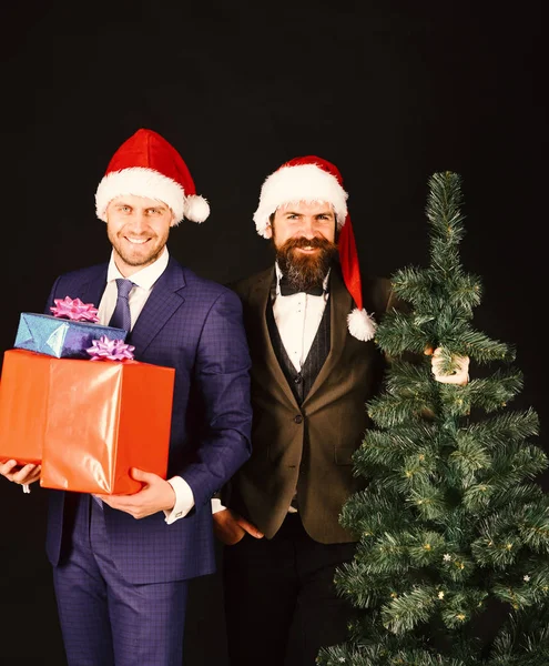 Los gerentes con barba se preparan para Navidad. Hombres en trajes —  Fotos de Stock