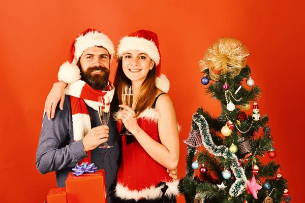 Το ερωτευμένο ζευγάρι κρατάει ποτήρια σαμπάνιας. Άγιος Βασίλης και κορίτσι — Φωτογραφία Αρχείου