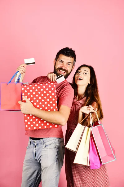 Concepto de compras y ocio. Chico con barba y chica —  Fotos de Stock