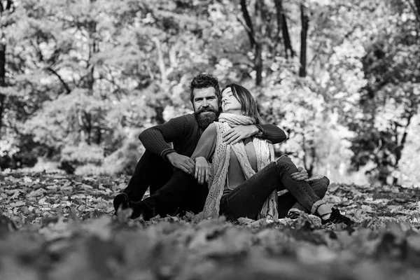 Mann und Frau mit romantischen Gesichtern auf Herbstbäumen — Stockfoto